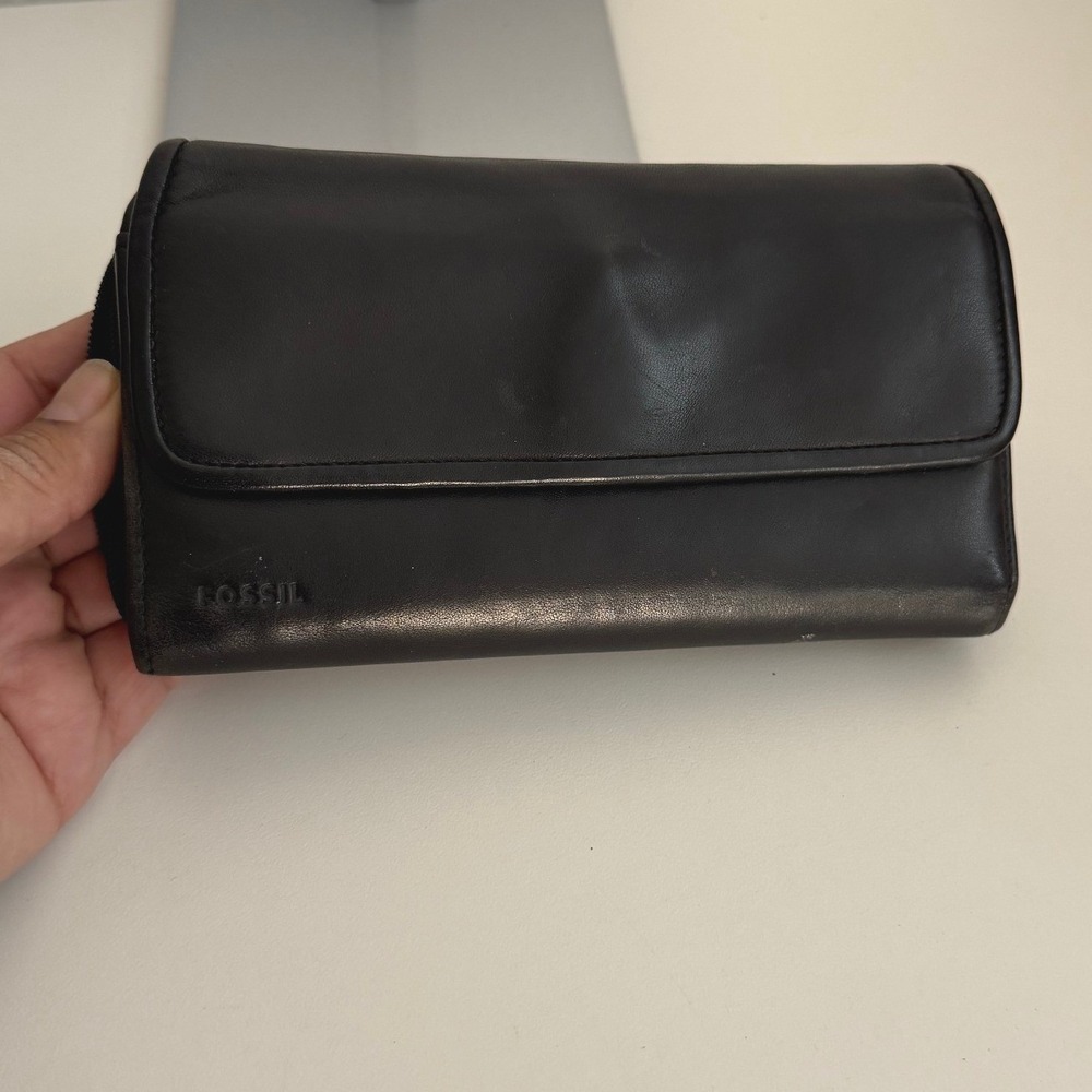 Fossil Black Leather Tri-Fold Zip Around Clutch Wallet Organizer Logo